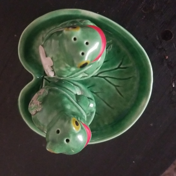 Adorable Frog Salt and Pepper Shakers - Picture 2 of 4